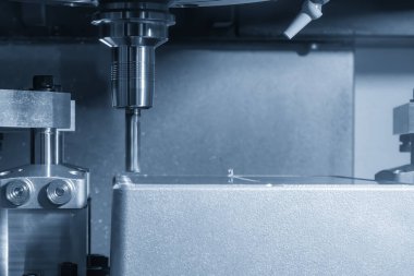 CNC değirmen makinesi alüminyum konut parçalarını düz burun değirmeni aletiyle kesiyor. Makine merkezi tarafından yüksek hassasiyetli parça üretim süreci.