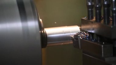 Torna makinesi ağır çekim sahnesini bitirince metal şaft parçalarını kesmiş. Dönüş makinesinde kesilen parçalar.