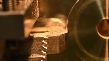 Torna makinesinin bitirdiği sahne pirinç maddi parçaları kesiyor. Makineyi döndürerek metal işleme süreci.