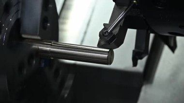 CNC torna makinesi metal şaft parçalarını kesiyor. CNC dönüşüm makinesinin yüksek teknolojili metal işlemesi .