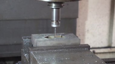 CNC değirmen makinesi, küf kısmını sert top burun değirmeni aletinden kesiyor. Kalıplar, sert top değirmeni ile makine merkeziyle kesme işlemi yapıyor.