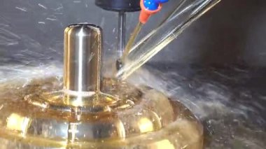 Sahne arkası CNC değirmen makinesi yağ soğutma metoduyla pirinç kabuk kalıbını kesti. CNC makine merkezi tarafından üretilen kalıp ve ölüm süreci.