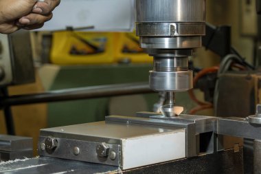 Chamfer aletleriyle NC değirmen makinesindeki delik açma işlemi. Değirmen makinesindeki metal çalışma konsepti..