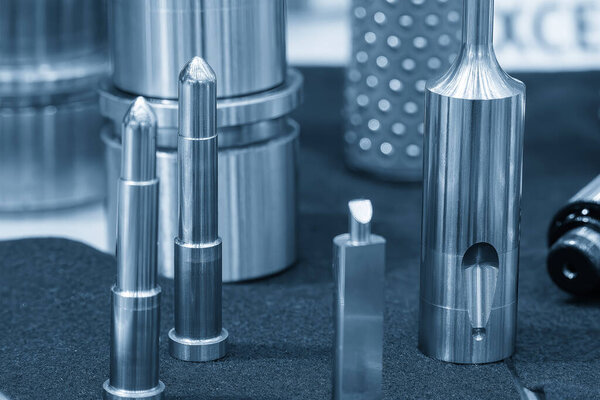 Закрыть сцену плесенью и умереть стандартные части в светло-голубой сцене. Концепция производства штифтов.