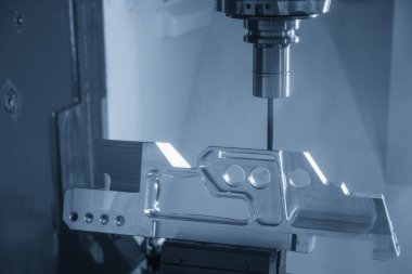 5 eksenli CNC değirmen makinesi, açık mavi sahnede havacılık kısmını sert top değirmeni ile kesiyor. CNC makinesinin yüksek teknoloji otomotiv parçası üretim süreci.