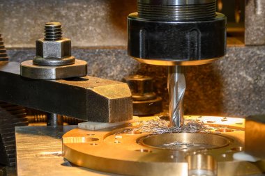 Delik açıcı, NC değirmen makinesinin pirinç madde parçalarını düz burun değirmeni aletleriyle işliyor. Değirmen makinesindeki metal çalışma konsepti..