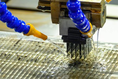 EDM makinesi grafit elektrotla çalışıyor. EDM makinesinin ürettiği kalıp ve ölüm süreci.