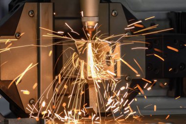 Sahneyi kapatın, fiber lazer kesme makinesi kare şeklindeki paslanmaz çelik tüpü parlak ışıkla kesti. Lazer kesme makinesinin yüksek teknoloji metal üretim süreci.. 