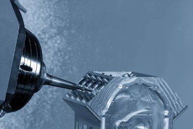  5 eksenli CNC değirmen makinesi tarafından üretilen otomotiv parçaları. 5 eksenli CNC değirmen makinesi açık mavi sahnede alüminyum motor bloğunu sert top burun değirmeni aracıyla kesiyor.