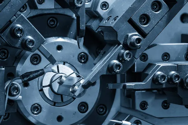 Açık mavi sahnede tel bobini yay yapma makinesini kapatın. Mekanik parça üretim konsepti.