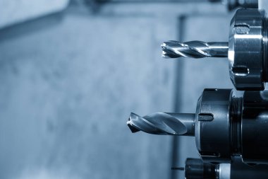 Açık mavi sahnede makine merkezinin alet şarjöründeki delik aleti. CNC değirmen makinesindeki otomatik geçiş ücreti, ATC işletim konsepti.