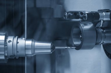 Açık mavi sahnede CNC programı tarafından kontrol edilen matkap yeniden öğütme makinesi. Otomatik makinenin kesme aracı üretim süreci.