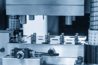 İlerleyen süreçteki metal işleme süreci açık mavi sahnede ölür. Metal levha transfer edilerek çalışma süreci ölür.