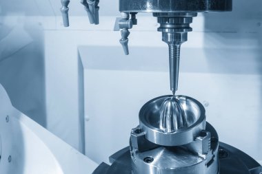 Açık mavi sahnede, 5 eksenli CNC değirmen makinesi sert top burun değirmeni ile küf parçası kesiyor. Küf parçaları, çok eksenli makine merkezi tarafından katı top ucu değirmeni ile kesme işlemi.