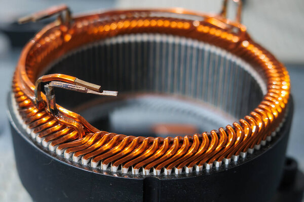 Закройте сцену процесса производства деталей электродвигателя. Детали статора для электродвигателя. 