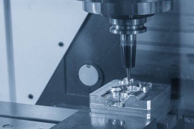 CNC değirmen makinesi açık mavi sahnede sert top burun değirmeni ile küf parçalarını kesti. Makine merkezi tarafından yüksek hassasiyetli küf üretim süreci.