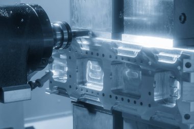 Yatay CNC değirmen makinesi açık mavi sahnede alüminyum otomotiv parçalarını düz düz burun değirmeni ile kesiyor. CNC değirmen makinesinin otomotiv parçaları üretim süreci.