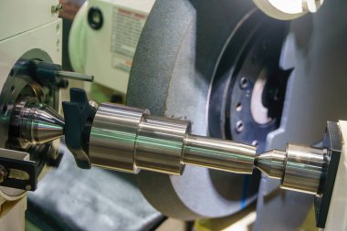 Metal şaftlı silindirik yüzey öğütme makinesi. Öğütme makinesiyle yüzey bitirme işlemi. 