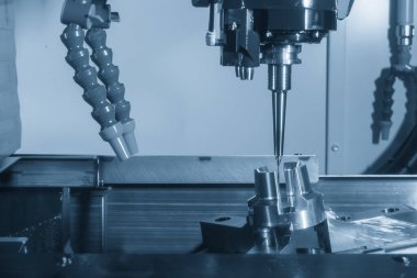 5 eksenli CNC değirmen makinesi, açık mavi sahnede otomotiv kısmını sert top burun değirmeni ile kesti. Yüksek teknoloji otomotiv parça üretim süreci CNC değirmenciliği.