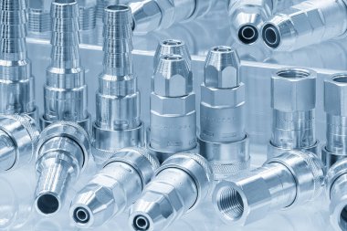 Sahneyi kapatın. Açık mavi sahnede hızlı çıkış bağlantıları kurun. Soğutma borusu birleştirme kavramları. 