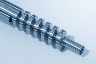 Açık mavi sahnedeki spiral oluk kuyusunu kapatın. Otomotiv bölümü üretim konseptinin soyut sahnesi.