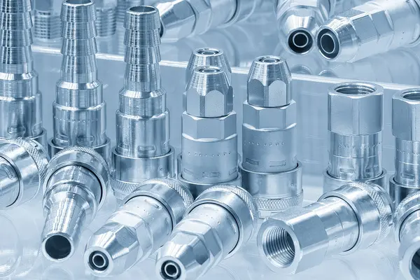 Sahneyi kapatın. Açık mavi sahnede hızlı çıkış bağlantıları kurun. Soğutma borusu birleştirme kavramları. 