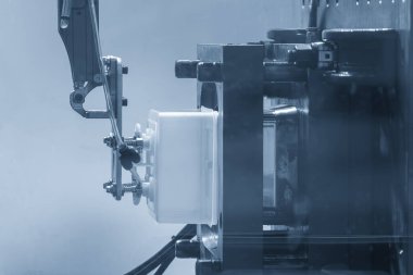 Olay yeri malzemelerini kapatın. Enjeksiyon makinesinden gıda konteynırını robot sistemle kontrol edin. Plastik enjeksiyon küf makinesinden otomatik sistem tarafından üretilen gıda konteynırı.