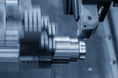 CNC torna makinesi metal şaft parçalarını ortadan ikiye bölüyor. CNC dönüşüm makinesiyle çalışan yüksek teknoloji metali.