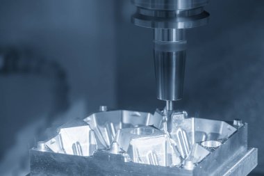 CNC değirmen makinesi açık mavi sahnede sert top burun değirmeni ile küf parçalarını kesti. Makine merkezi tarafından yüksek hassasiyetli küf üretim süreci.