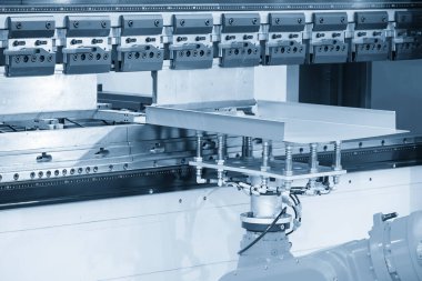 Yüksek teknoloji bükme makinesi açık mavi sahnede robotik sistemle çalışıyor. Otomatik sistem tarafından çalışan metal levha.