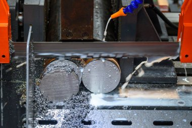 Bant, metal kuyu parçalarını soğutucu metoduyla kesen bir makine gördü. Endüstriyel amaç için makine aracı.