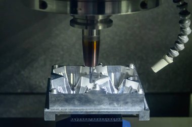 CNC değirmen makinesi küf parçalarını sert bir top burun değirmeni aracıyla kesti. Makine merkezi tarafından yüksek hassasiyetli küf üretim süreci.