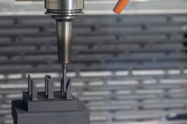 CNC değirmen makinesi grafit elektrot parçalarını sert top burun değirmeni ile kesti. CNC makine merkezi tarafından üretilen kalıp ve ölüm süreci.
