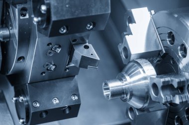 CNC torna makinesi metal şaft parçalarını kesiyor. CNC dönüşüm makinesinin yüksek teknolojili metal işlemesi .