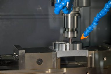CNC değirmen makinesi metal parçalarını düz burun değirmeni ile kesiyor. Makine merkezi tarafından yüksek hassasiyetli küf üretim süreci.