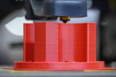 3D yazıcı makinesinin katkı maddesi üreterek 3D model işlemini kapat. Hızlı prototip yöntemi ile yüksek teknoloji üretim süreci. 
