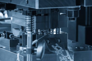 Akıcı bir şekilde üretilen elektrik parçaları açık mavi sahnede ölüyor. Metal levha transfer edilerek çalışma süreci ölür.