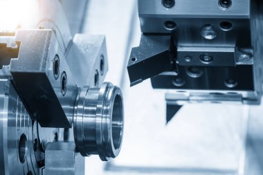 CNC Torna Makinesi, açık mavi sahnede metal tüp parçalarını kesiyor. CNC dönüşüm makinesiyle çalışan yüksek teknoloji metali.