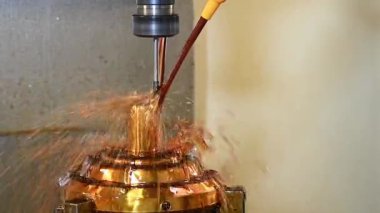 CNC değirmen makinesinin bitirdiği sahne, pirinç kabuk kalıplarını yağ soğutucu metoduyla kesti. CNC makine merkezi tarafından üretilen kalıp ve ölüm süreci.