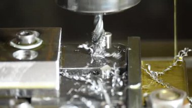 CNC değirmen makinesindeki dinleme işleminin konserve döngüsünü kapat. Makine işleme merkezi üzerine makine tıklama kavramı.