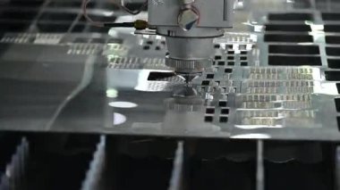 Fiber lazer kesme makinesi parlak ışıkla metal plakayı kesti. Lazer kesme makinesinin yüksek teknoloji metal üretim süreci.. 