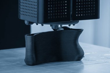 Sahneyi kapatın. Açık mavi sahnede 3D yazıcı tarafından katkı maddesi üretimi. Hızlı prototip yöntemi ile yüksek teknoloji üretim süreci. 