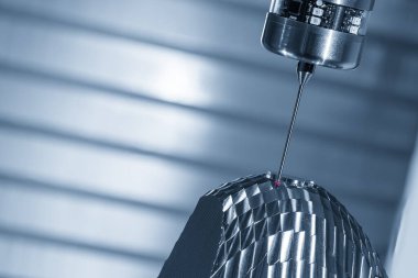 CMM makinesi açık mavi sahnedeki far ışığı yansıtma küf parçalarını ölçer. Yüksek teknoloji kalıbı ve CMM makinesi tarafından üretilen ölüm süreci.