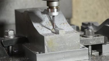 CNC değirmen makinesi, basının ölüm parçalarını düz burun değirmeni aletinden kesti. Yüksek hassasiyet, makine merkezi tarafından üretilen üretim sürecinde ölür..