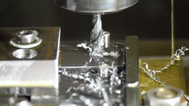 CNC değirmen makinesindeki dinleme işleminin konserve döngüsünü kapat. Makine işleme merkezi üzerine makine tıklama kavramı.