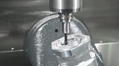 Yavaş çekim sahnesi 5 eksenli CNC değirmen makinesi düz burun değirmeni ile otomotiv parçalarını kesiyor. Yüksek hassasiyetli otomotiv parçaları çok eksenli makine merkezi tarafından kesilir.