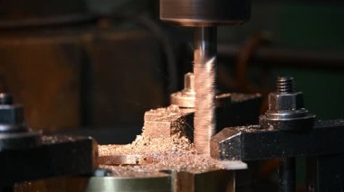  NC değirmen makinesi, pirinç maddi parçalarını düz burun değirmeni aletleriyle kesiyor. NC değirmen makinesindeki metal işletimi.