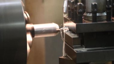 Sahneyi yakınlaştır, torna makinası metal şaft parçalarını sıvı soğutucu metoduyla kesti. Makineyi döndürerek metal işleme süreci.