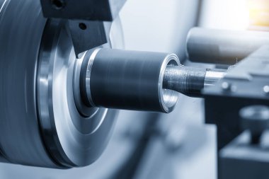 Çok görevli CNC torna makinesi İsviçre tipi açık mavi sahnedeki metal tüp parçalarını kesme işleminden geçiyordu. CNC dönüşüm makinesinin yüksek teknolojili metal işlemesi .