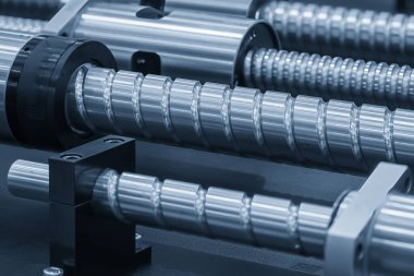 Kapanış sahnesinde grup yedek parçaları açık mavi sahnede kurşun top vidaları kuruyor. Yüksek duyarlı CNC makine parçası üretim konsepti.